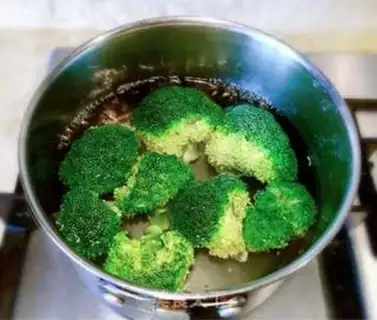 Make A salmon with red juice step 1