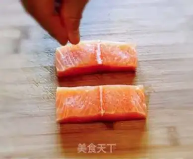 Make A salmon with red juice step 4