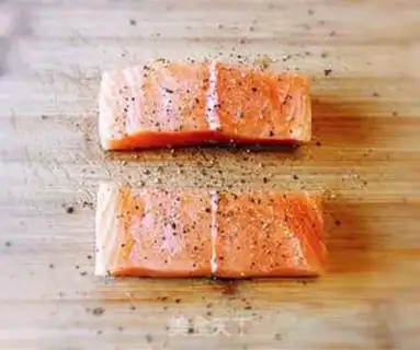 Make A salmon with red juice step 5