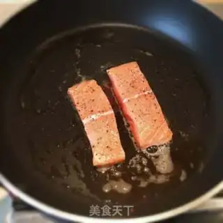 Make A salmon with red juice step 6
