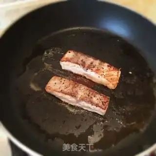 Make A salmon with red juice step 7
