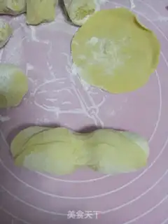 Make Yellow rose bun step 6