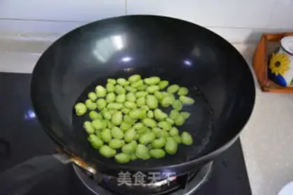 Make Scrambled eggs step 1