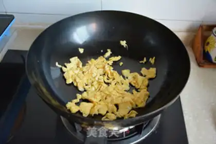 Make Scrambled eggs step 2