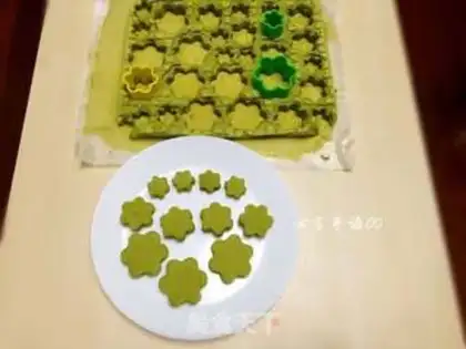 Make A flower with tea cake step 8