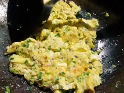Make Tomato fried eggs step 3