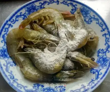 Make Dry pot spicy Ecuadorian shrimp step 1