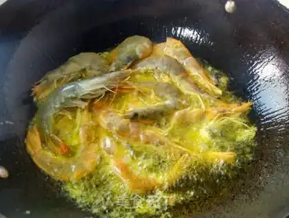 Make Dry pot spicy Ecuadorian shrimp step 3