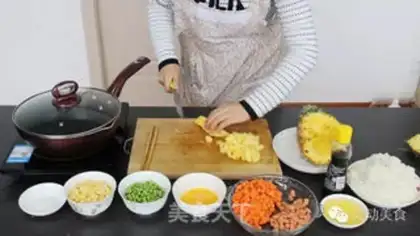 Make Pineapple rice step 0
