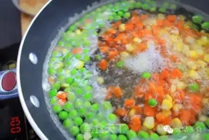 Make Pineapple rice step 1