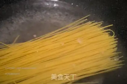 Make Roller tomato noodles step 1