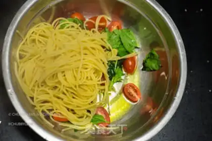 Make Roller tomato noodles step 4