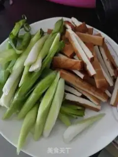Make Garlic tofu-dry meat step 1