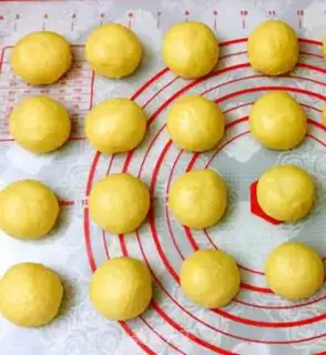 Make Pumpkin butter roll step 3