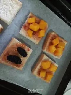 Make Mini fruit pizza step 3