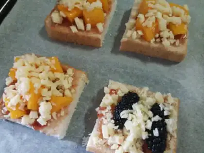 Make Mini fruit pizza step 4