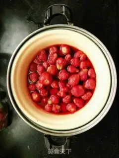 Make Strawberry cans step 4