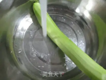 Make Squeeze the tofu and cook the flowers step 2