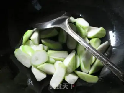 Make Squeeze the tofu and cook the flowers step 4