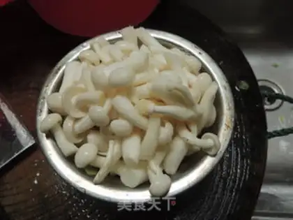 Make Fry-hand shrimp-headed mushroom soup step 3