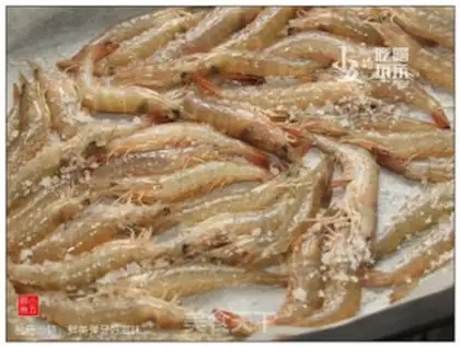 Make Salt roasted shrimp step 3