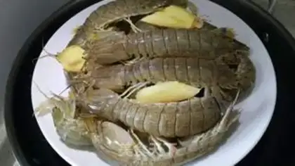 Make Spicy leather shrimp step 1