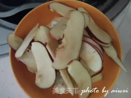Make Apple roses step 1