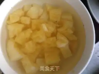 Make Pineapple rice step 1