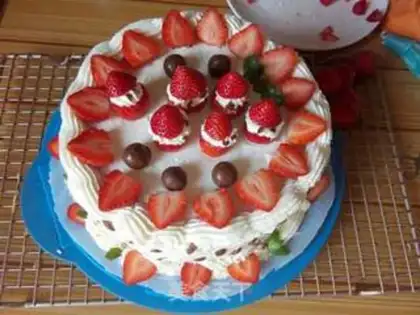Make Strawberry cream cake step 14