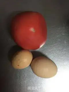 Make Tomato fried eggs step 1