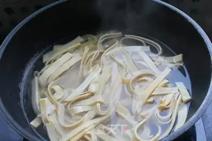 Make cucumber dry tofu step 1