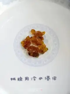 Make Peach glue silver ear soup step 1