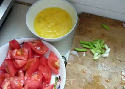 Make Tomato fried eggs step 0