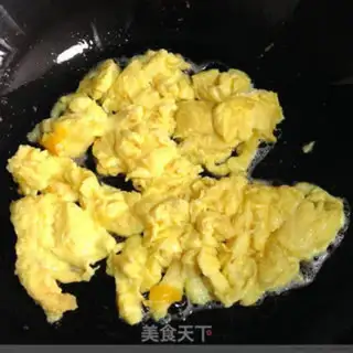 Make Tomato fried eggs step 1