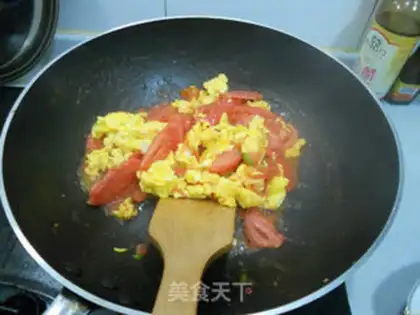 Make Tomato fried eggs step 2
