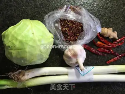 Make Spicy hands tearing up meat and vegetables step 0