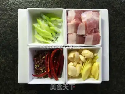 Make Spicy hands tearing up meat and vegetables step 2