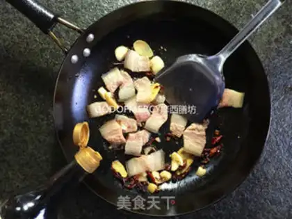 Make Spicy hands tearing up meat and vegetables step 5