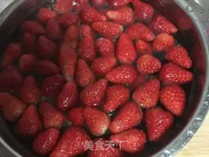 Make Strawberry smoothie step 1
