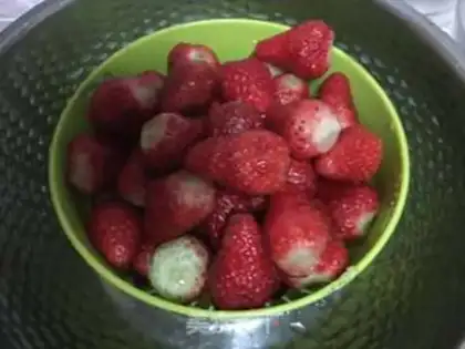 Make Strawberry smoothie step 2