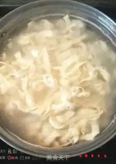 Make Tomato egg noodles step 1