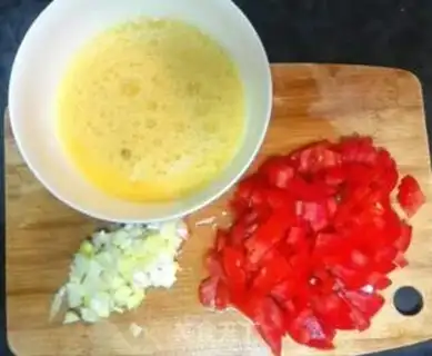 Make Tomato egg noodles step 2