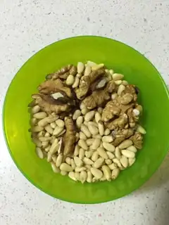 Make Pine walnut cake step 1