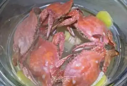 Make Thai coconut curry crab step 1