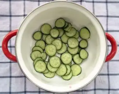 Make Apple Jell-O vegetable salad step 1