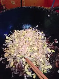 Make An egg box of celery step 1