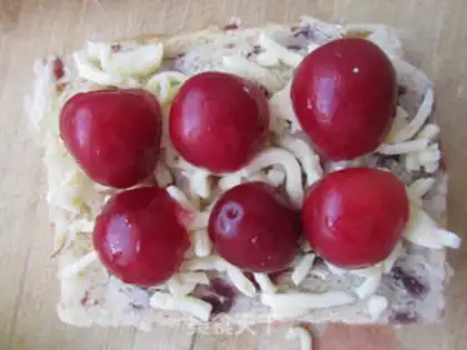 Make Cherry mini pizza step 3
