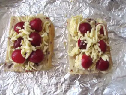 Make Cherry mini pizza step 5