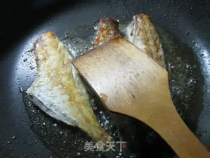 Make Onions burn rubber fish step 1