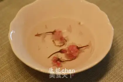 Make Sakura pine rolls step 1